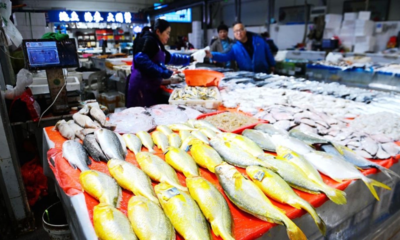 Customers shop at a seafood stall in Qingdao, east China's Shandong Province, Dec. 9, 2024. China's consumer price index (CPI), a main gauge of inflation, was up 0.2 percent year on year in November, the National Bureau of Statistics said Monday. (Photo: Xinhua)