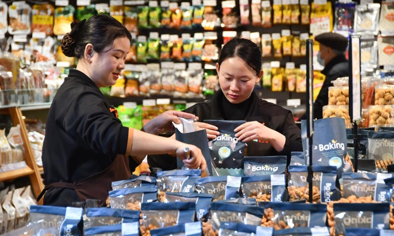 Workers pack snacks at a supermarket in Handan City, north China's Hebei Province, Dec. 9, 2024. China's consumer price index (CPI), a main gauge of inflation, was up 0.2 percent year on year in November, the National Bureau of Statistics said Monday. (Photo: Xinhua)