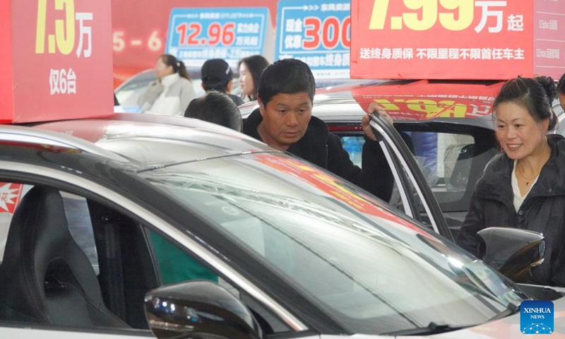Customers learn about vehicles on sales in Yantai, east China's Shandong Province, Dec. 7, 2024. China's consumer price index (CPI), a main gauge of inflation, was up 0.2 percent year on year in November, the National Bureau of Statistics said Monday.  (Photo: Xinhua)