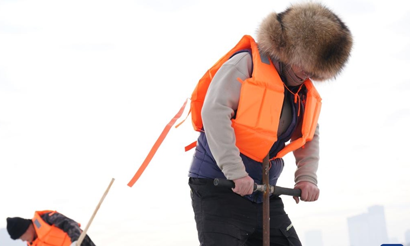 Workers collect ice from the Songhua River in Harbin, capital of northeast China's Heilongjiang Province, Dec. 9, 2024. (Photo: Xinhua)