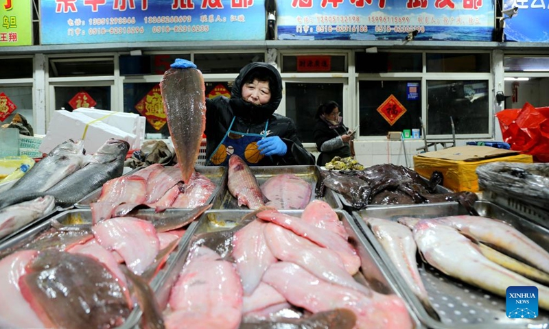 A vendor arranges seefood for sales at a market in Lianyungang, east China's Jiangsu Province, Dec. 9, 2024. China's consumer price index (CPI), a main gauge of inflation, was up 0.2 percent year on year in November, the National Bureau of Statistics said Monday. (Photo: Xinhua)