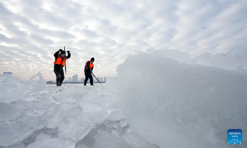 Workers collect ice from the Songhua River in Harbin, capital of northeast China's Heilongjiang Province, Dec. 9, 2024. (Photo: Xinhua)