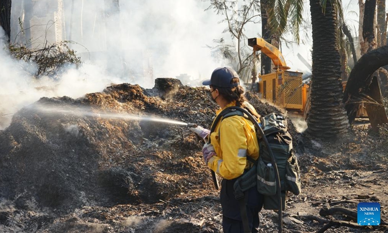 A firefighter tries to contain the wildfire on a hill in Malibu, California, the United States, Dec. 10, 2024. (Photo: ecns.cn)