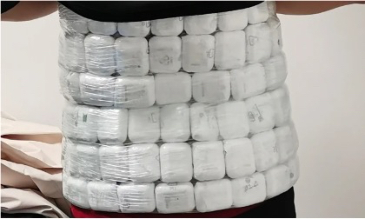 A man with a total of 100 AirPods strapped to his abdomen tried to enter China via the Qingmao Checkpoint and was seized on the spot by customs officers under Gongbei Customs. Photo: China’s General Administration of Customs