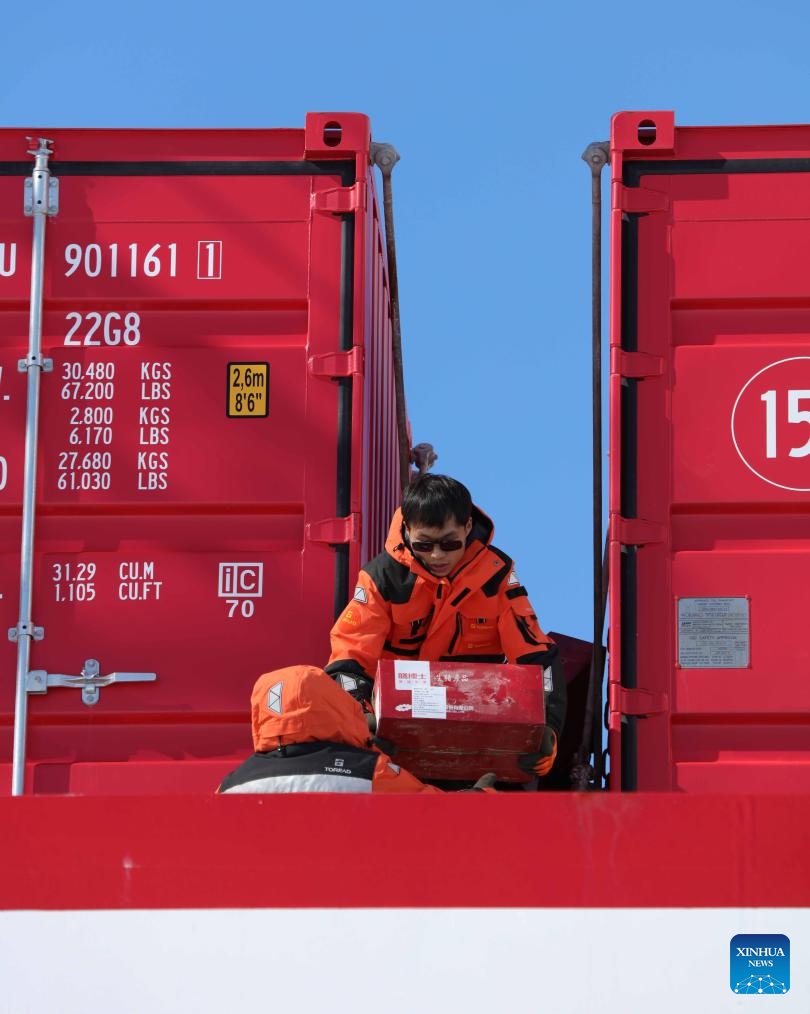 Members of China's 41st Antarctic expedition team unload supplies in Antarctica, Dec. 3, 2024. Currently on China's 41st Antarctic expedition, research icebreakers Xuelong and Xuelong 2, or Snow Dragon and Snow Dragon 2, carried out unloading operations surrounding Zhongshan Station, a Chinese research base in Antarctica. (Photo: Xinhua)
