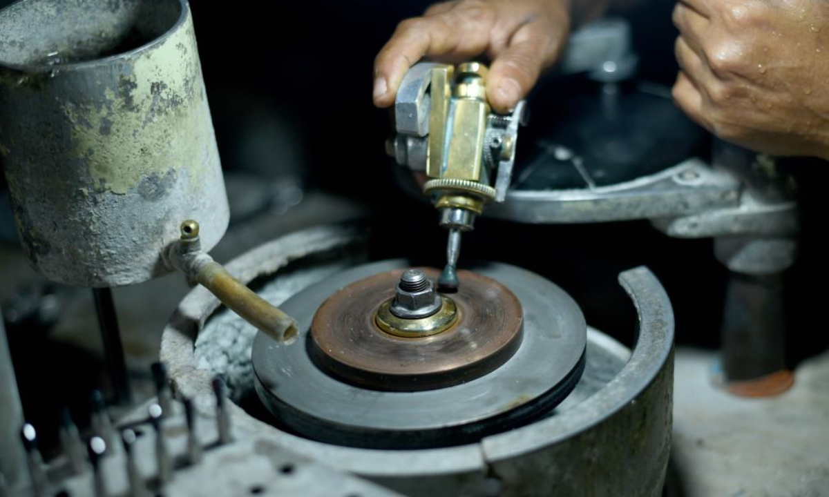 A worker cuts a gemstone in a small shop in Monaragala, Sri Lanka, on Dec. 19, 2024. Sri Lanka is rich in precious gems such as sapphires and rubies. (Photo:Xinhua)
