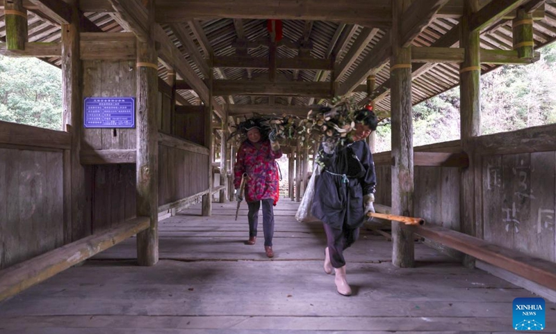 Local villagers walk on the Santiao Bridge in Taishun County of Wenzhou City, east China's Zhejiang Province, Dec. 12, 2024.(Photo: Xinhua)