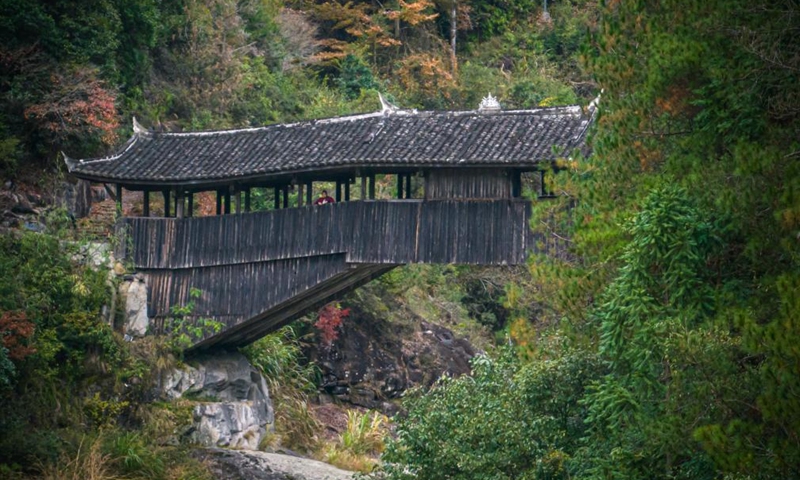 A drone photo shows a visitor standing on the Santiao Bridge in Taishun County of Wenzhou City, east China's Zhejiang Province, Dec. 12, 2024. (Photo: Xinhua)