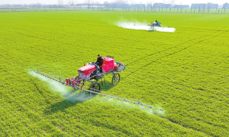 Farmers drive self-propelled boom sprayers for weeding and pest control in a wheat field in Bozhou, East China's Anhui Province on December 16, 2024. As farmers begin to plant winter crops, they carry out plowing, sowing and irrigation in a well-organized, timely manner.
Photo: VCG