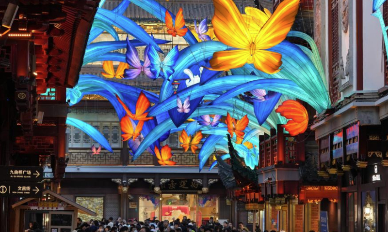 People visit the Yuyuan Garden Lantern Festival at Yuyuan Garden Mall in east China's Shanghai, Jan. 1, 2025. With the Chinese Lunar New Year just around the corner, Shanghai's Yuyuan Garden has again donned a festive look with hundreds of delicate, illuminated lanterns.
The Yuyuan Garden Lantern Festival, which opened here Wednesday, is a key cultural highlight in Shanghai during the Spring Festival celebration. (Xinhua/Liu Ying)