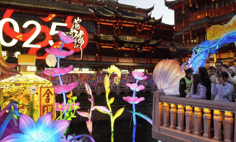 People visit the Yuyuan Garden Lantern Festival at Yuyuan Garden in east China's Shanghai, Jan. 1, 2025. With the Chinese Lunar New Year just around the corner, Shanghai's Yuyuan Garden has again donned a festive look with hundreds of delicate, illuminated lanterns.
The Yuyuan Garden Lantern Festival, which opened here Wednesday, is a key cultural highlight in Shanghai during the Spring Festival celebration. (Xinhua/Liu Ying)