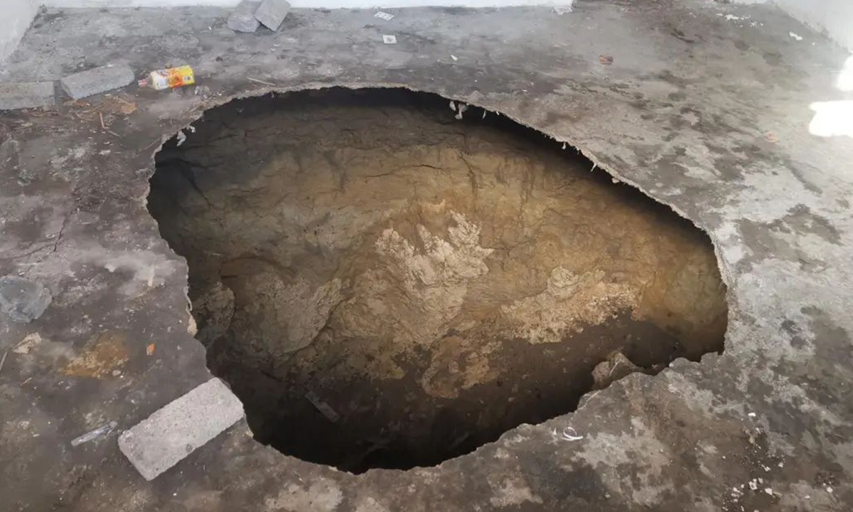 A deep sinkhole appeared in the kitchen of Hu Yuzhen in Xiangping Village, Fuquan, Southwest China's Guizhou Province. Photo: Hongxing News
