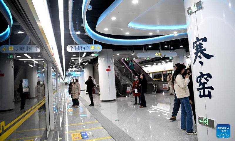 Passengers wait for the train at Hanyao Station of subway line 8 in Xi'an, northwest China's Shaanxi Province, Dec. 26, 2024. The newly-opened line 8, the first subway loop line with 37 stations in Xi'an, brought the length of the city's metro system to over 400 km. (Xinhua/Zou Jingyi)