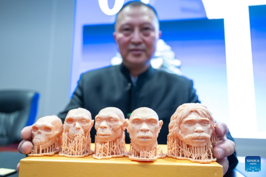 Feng Xiaobo, a professor of Shanxi University, introduces the restoration process of a fossil human skull dating back to one million years ago at the Hubei Provincial Museum in Wuhan, central China's Hubei Province, Dec. 26, 2024.