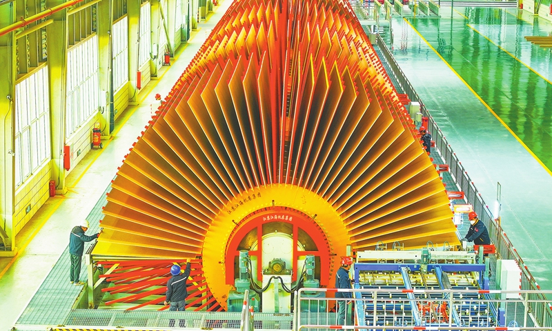 Workers produce oriented strand boards on the production line at a workshop in Yongzhou, Central China's Hunan Province on January 2, 2025 as Chinese enterprises nationwide accelerate production after New Year's Day. 
Photo: VCG