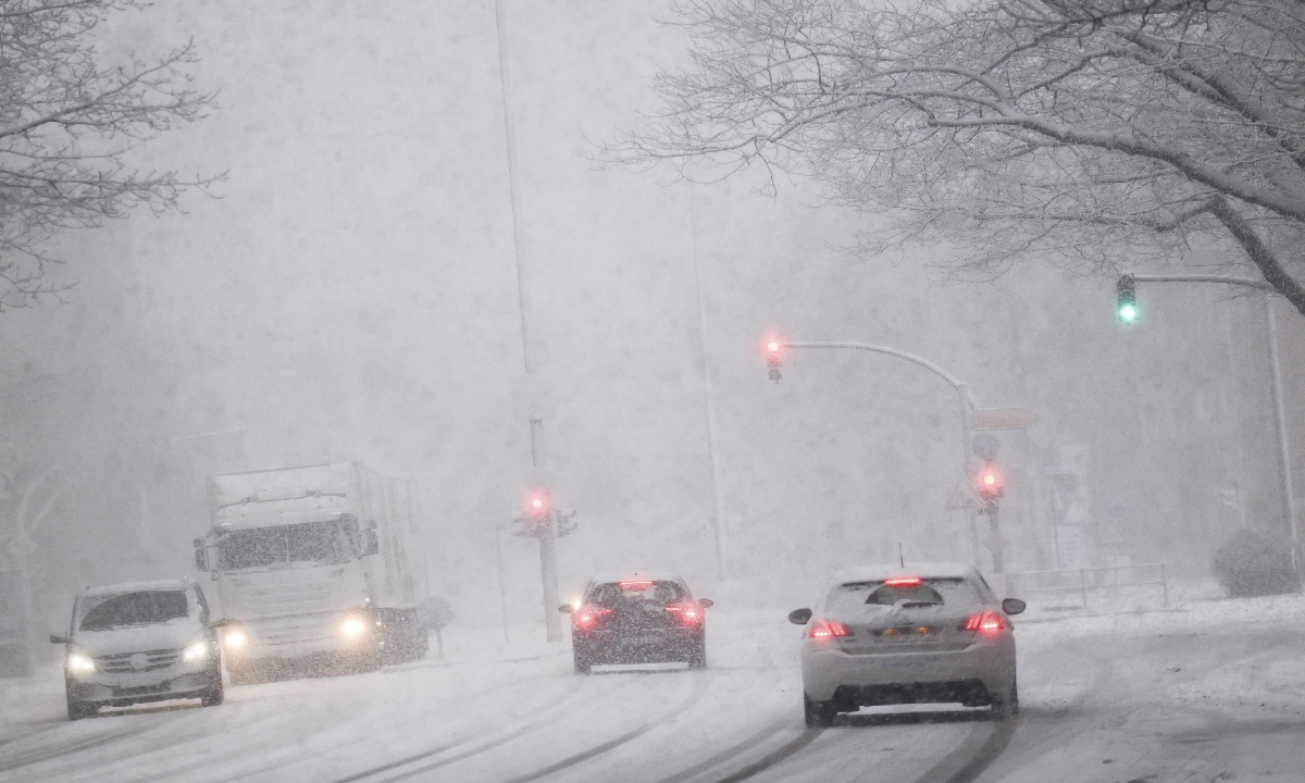 Vehicles travel on a main road in heavy snowfall in Hamburg, Germany, on January 3, 2025. Photo: VCG