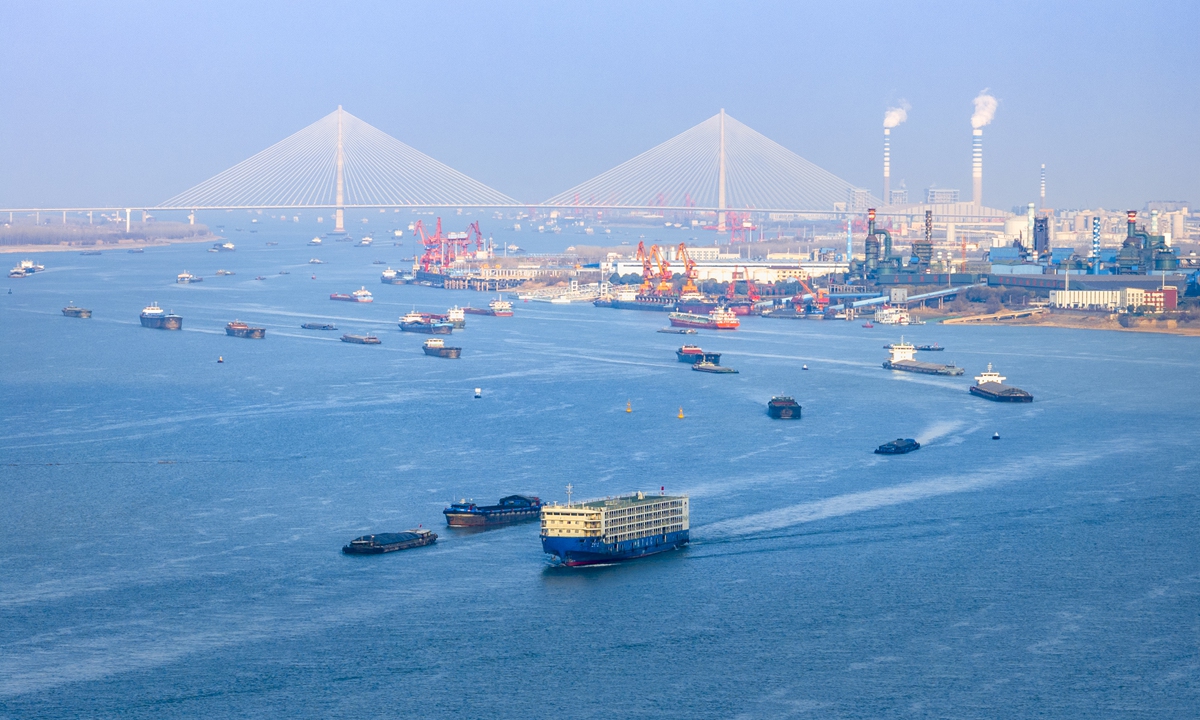 Ships cruise on the Yangtze River's Wuhu section, in East China's Anhui Province, on January 5, 2025. In 2024, Yangtze River ports handled 26.21 million TEUs, 850 million tons of coal, 130 million tons of oil and gas, and 110 million tons of grain, among other materials. Photo: VCG