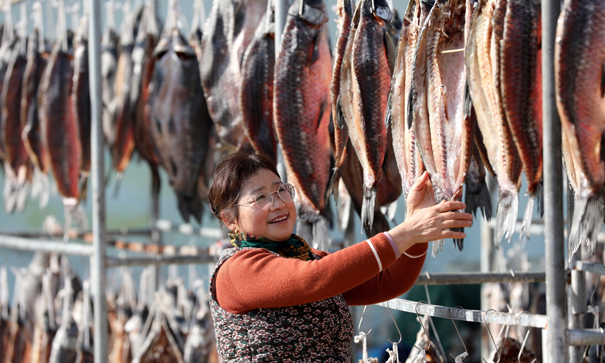 A worker dries cured fish in Huai'an, East China's Jiangsu Province on January 6, 2025. Ahead of the upcoming Spring Festival holidays, merchants in the Hongze district of the city have started making traditional cured meat and fish to supply the market. Photo: VCG