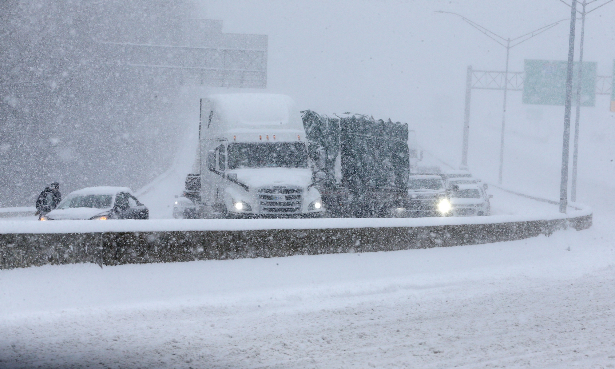 Trucks and cars are stuck in deep snow on interstate 264 from the first winter storm of 2025 with snow, ice, sleet and freezing rain hitting the region on January 5, 2025 local time, in Louisville, Kentucky. Around 60 million Americans in 18 states were under winter weather alerts, ABC News said, as the storm could bring upwards of 8 inches of snow along with significant ice accumulation that could cause widespread and prolonged power outages. Photo: VCG