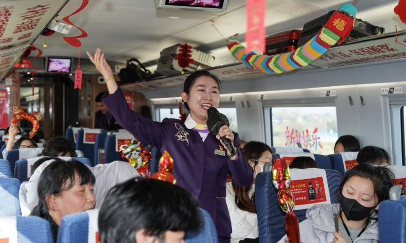 A train attendant performs on train C3685, east China's Anhui Province, Jan. 13, 2025. The Hefei branch of China Railway Shanghai Bureau Group Co., Ltd. organized railway staff to demonstrate local intangible cultural heritages on the train, adding festive atmosphere to the upcoming Spring Festival travel rush. (Xinhua/Du Yu)