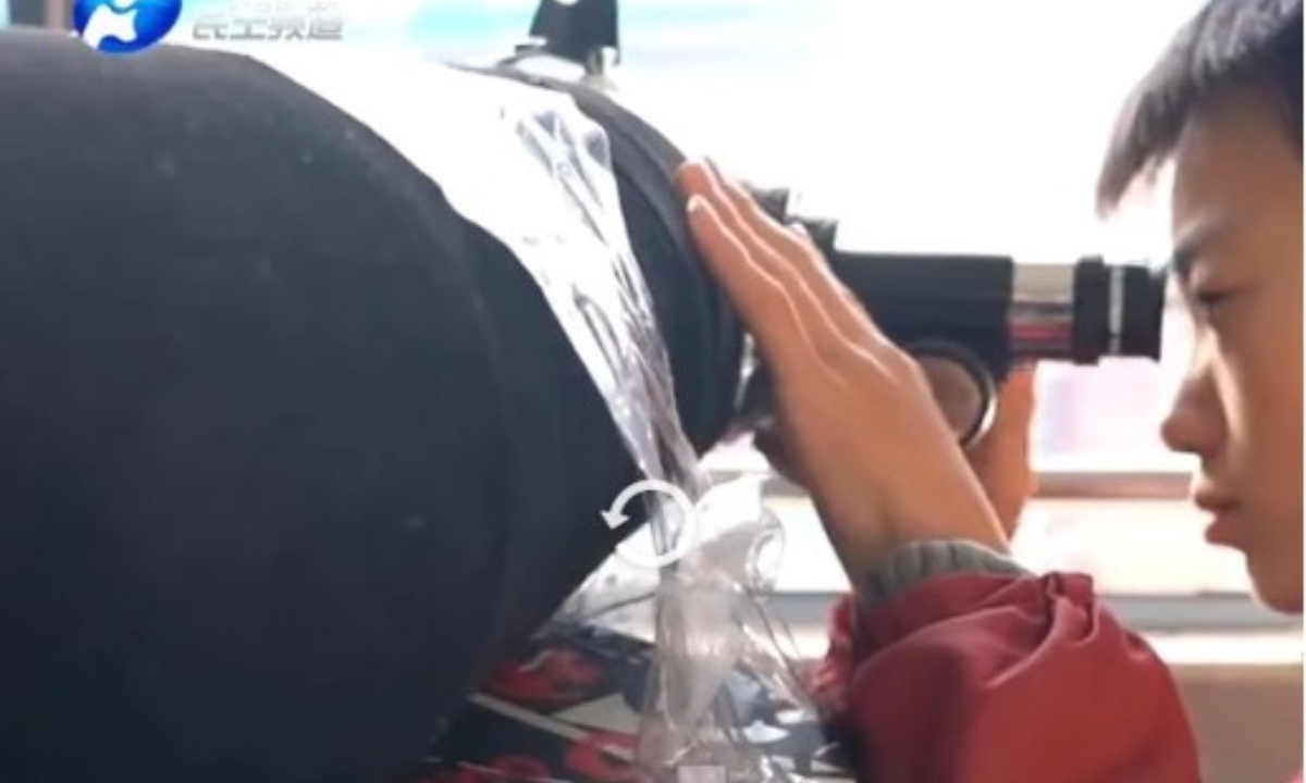 A 14-year-old middle school student from Zhengzhou, Central China's Henan Province, builds a Newtonian telescope to observe moon craters. Photo: Sina Weibo