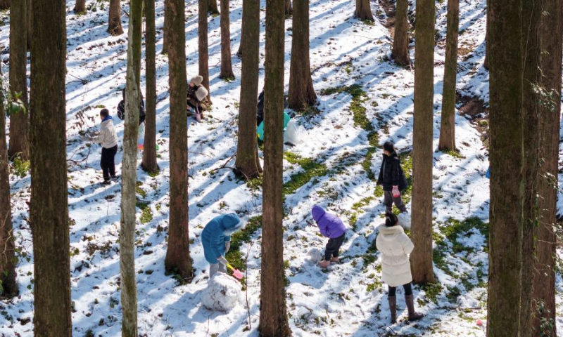 A drone photo taken on Jan. 11, 2025 shows tourists enjoying the snow scenery at the Shanwangping Karst national ecological park, in Nanchuan District of southwest China's Chongqing. (Photo by Luo Chuan/Xinhua)