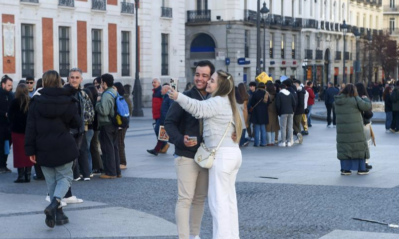 Tourists take selfies in Madrid, Spain, Jan. 15, 2025. (Photo by Gustavo Valiente/Xinhua)