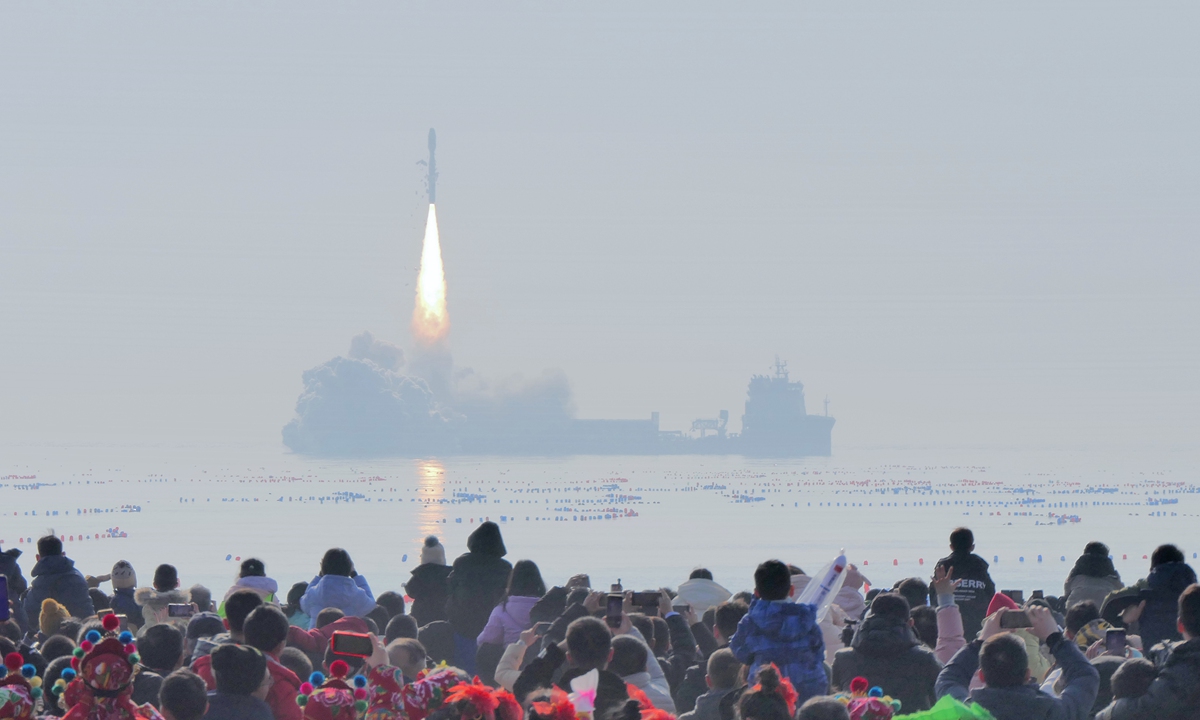 Tourists watch the launch of the Smart Dragon-3 carrier rocket from the seaside at 11 am on January 13, 2025 in Yantai, Shandong province. The rocket sent the satellite group CentiSpace 01 into the planned orbit. Photo: VCG
