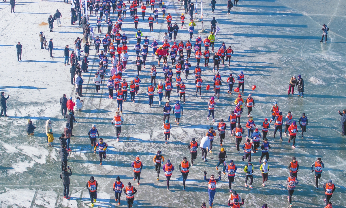 The 2025 Shenyang·Kangping Wolong Lake Ice and Snow Marathon kicks off on the frozen surface of Wolong Lake on January 19, 2025 in Shenyang, Northeast China's Liaoning Province. Over a thousand runners braved the frigid temperature of - 10 C to compete. Photo: VCG