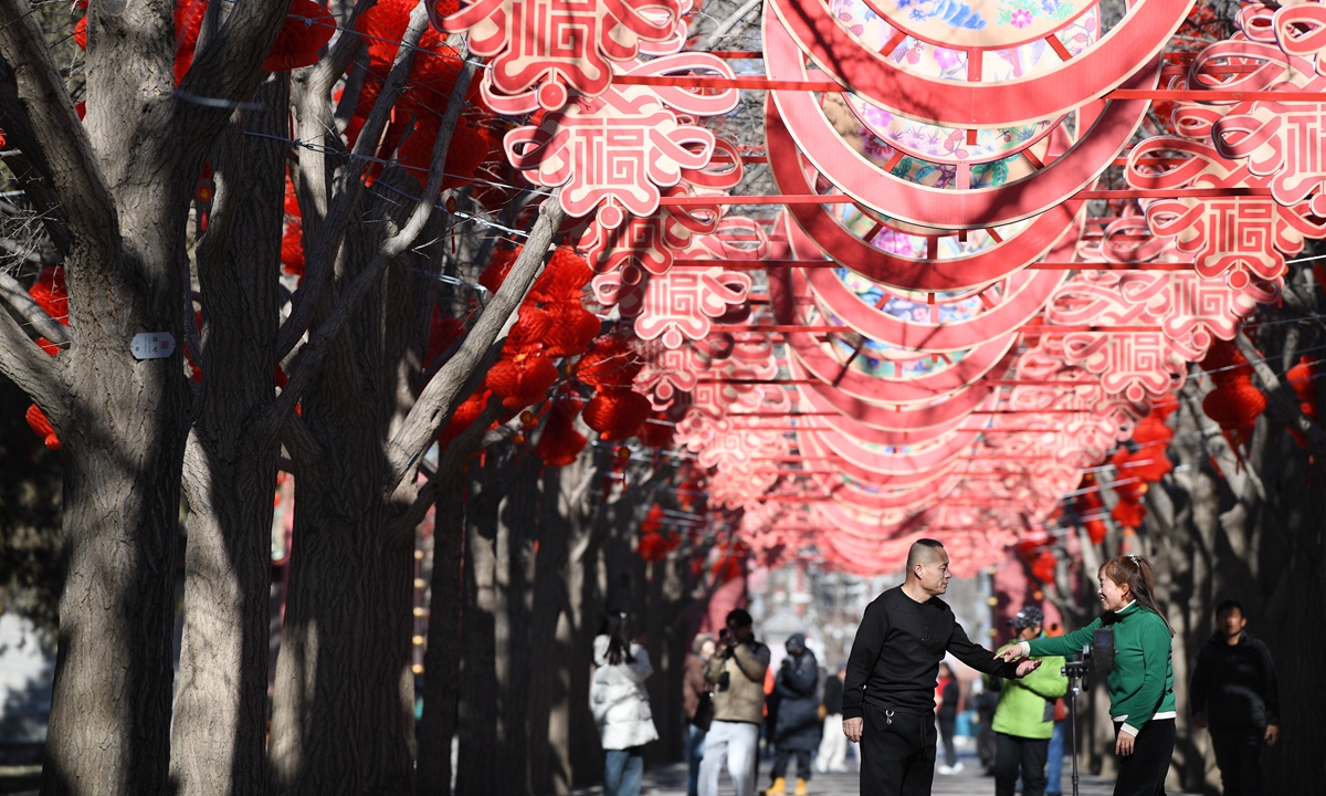 Red lanterns hang in Ditan Park in Beijing on January 19, 2025 as the park gets ready for its annual Spring Festival temple fair. Although the fair has not yet started, the park already attracted many visitors at the weekend who want to experience the New Year flavor.  Photo: IC