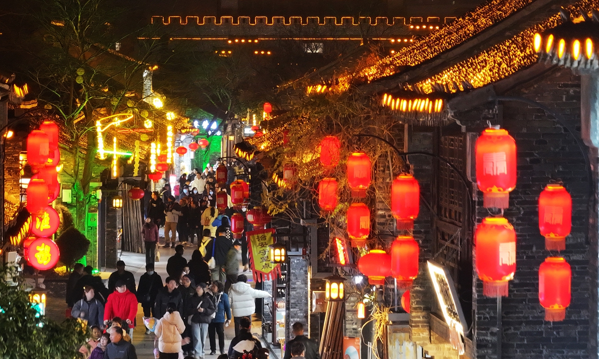 People enjoy the atmosphere of Spring Festival at Dongguan Street, Yangzhou, East China's Jiangsu Province on January 21, 2025. This year's Spring Festival, or the Chinese New Year, falls on January 29. Photo: IC
