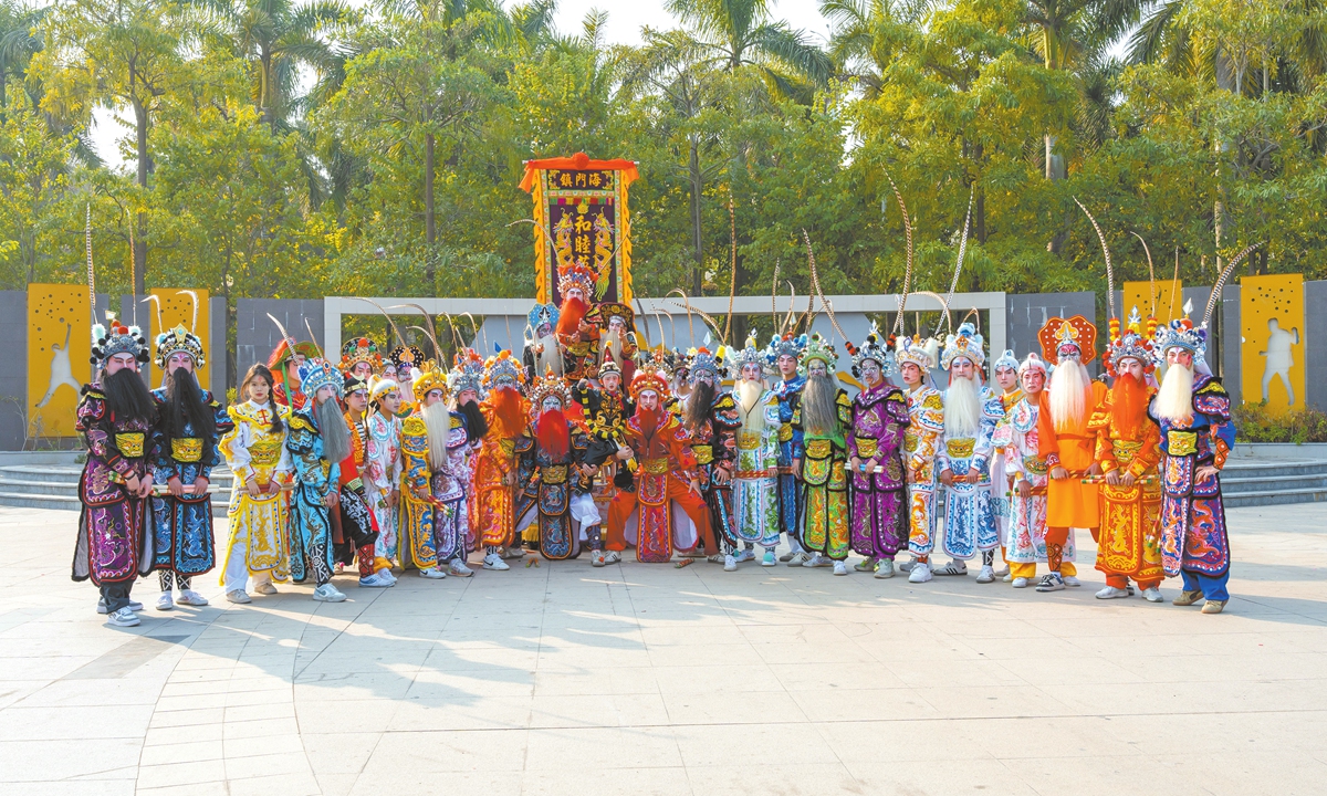 Haimen Hemu Men's Yingge troupe takes a group photo after a performance in Lianhuafeng scenic area in Shantou, South China's Guangdong Province, on January 16, 2025. Photo: Courtesy of Lin Haisheng
