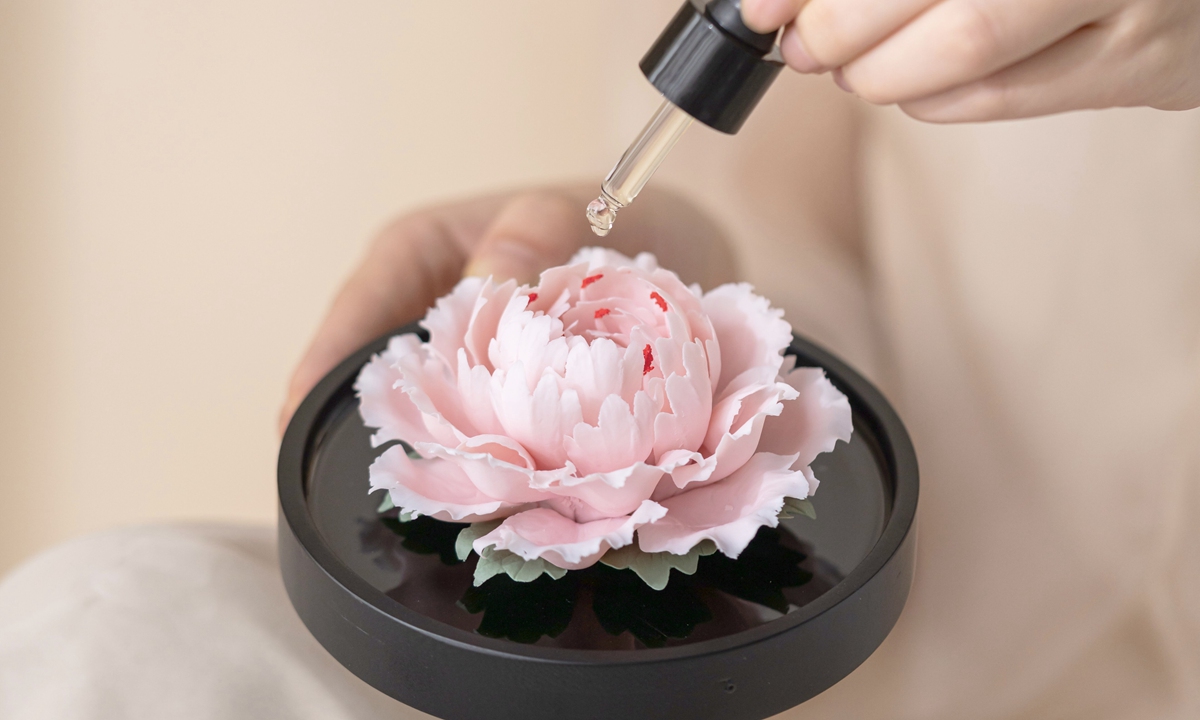 Handcrafted porcelain flowers showcase traditional Chinese intangible cultural heritage. Photo: Courtesy of FlowerStory
