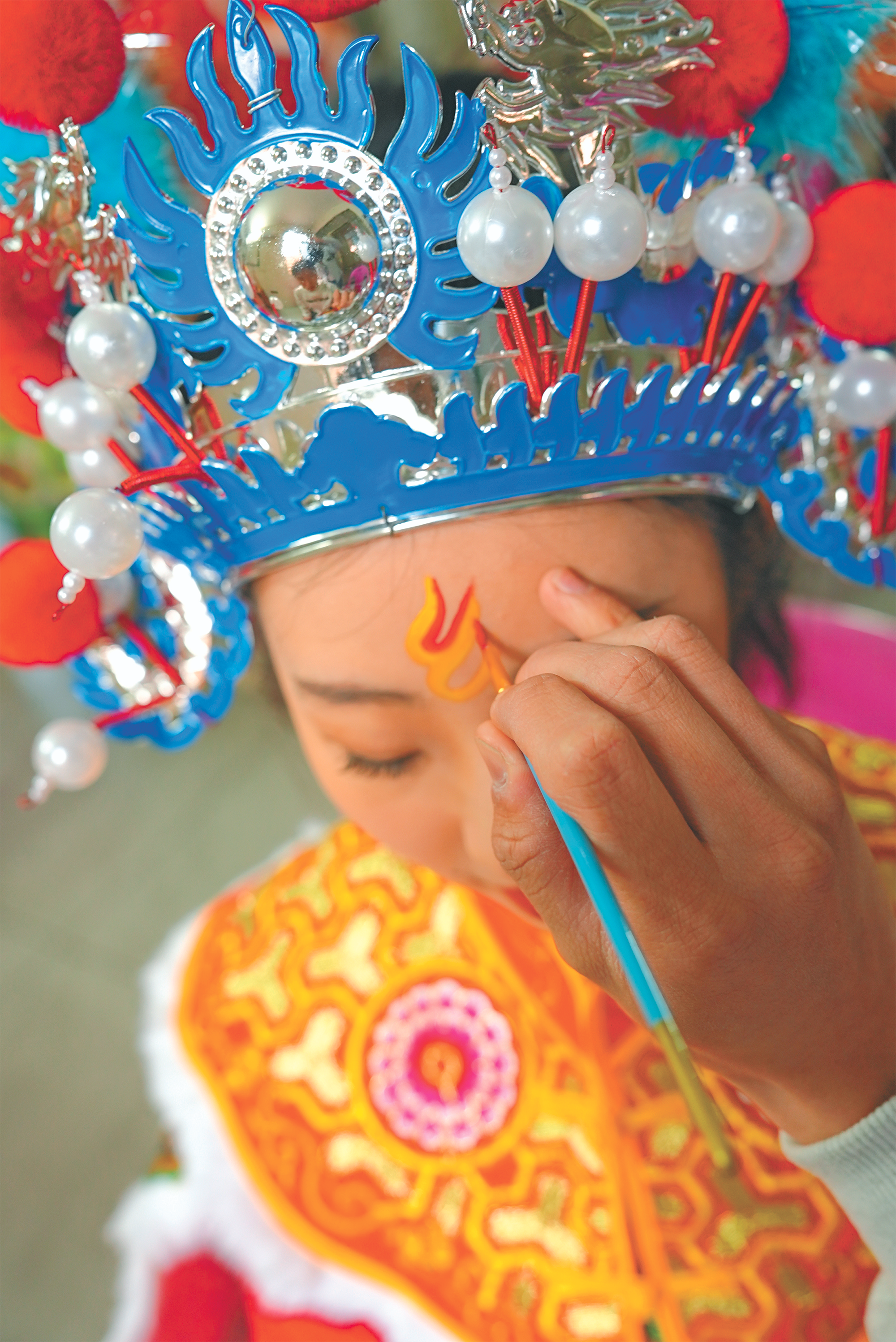 Global Times reporter Niu Yingbo puts on makeup before performing an Yingge dance in a show of the Haimen Hemu Women's Yingge troupe in Shantou, South China's Guangdong Province, on January 18, 2025. Photo: Yu Jiayin/ GT