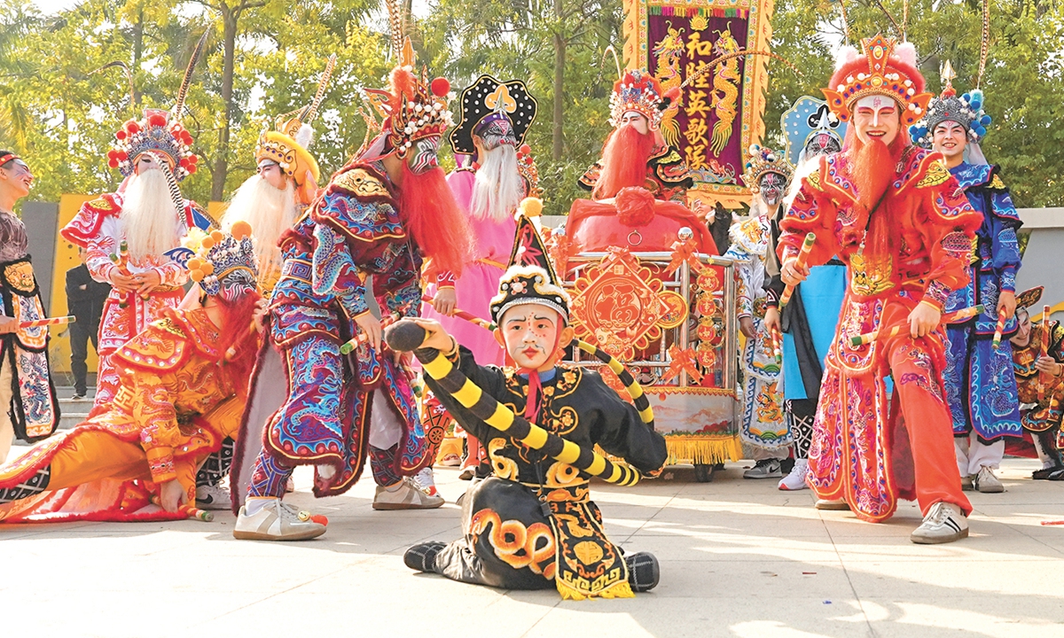 Zeng Canyu, a child performer who plays the role of 