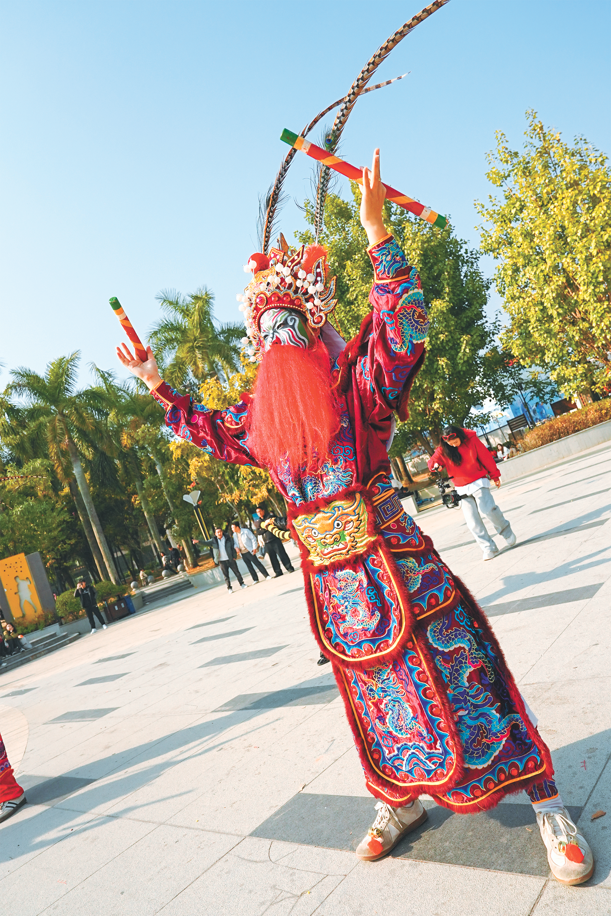 A member of the Haimen Hemu Men's Yingge troupe performs in Lianhuafeng scenic area in Shantou, South China's Guangdong Province, on January 16, 2025. Photo: Yu Jiayin/GT