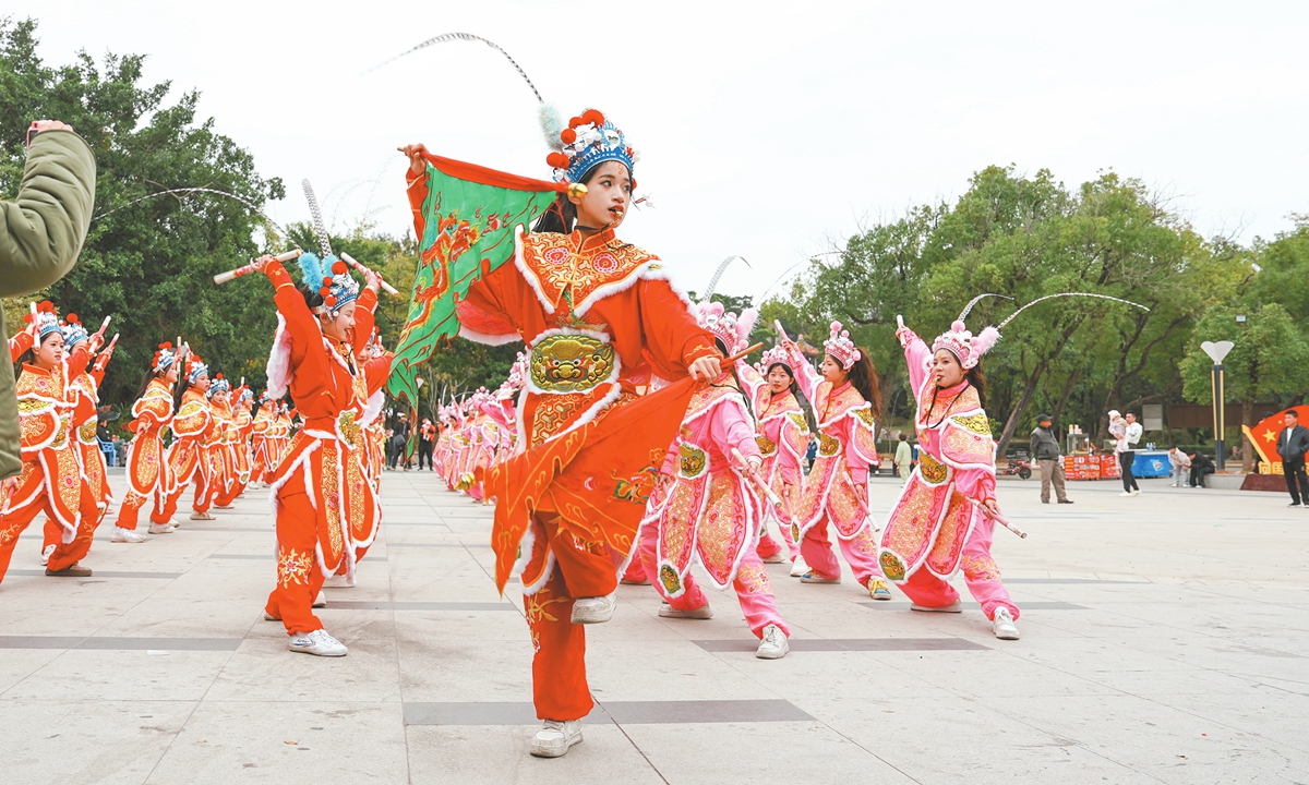 Haimen Hemu Women's Yingge troupe performs Yingge dance in Lianhuafeng scenic area in Shantou, South China's Guangdong Province, on January 18, 2025. Photo: Yu Jiayin/GT