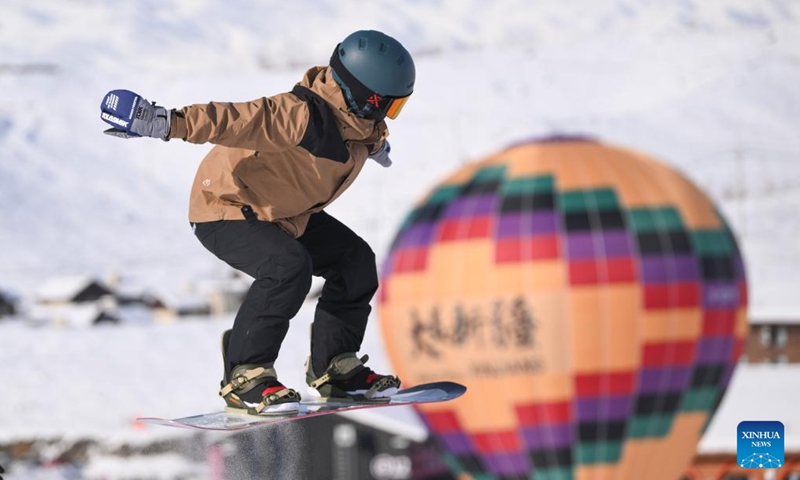 A tourist skis at Jiangjunshan Ski Resort in Altay, northwest China's Xinjiang Uygur Autonomous Region, Jan. 25, 2025.