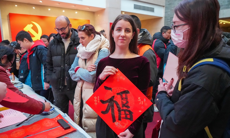 Hungarian student Léna Czako poses with the Chinese character “fu (good fortune)” she wrote on January 27, 2025. (Photo: Lu Ting/Global Times)