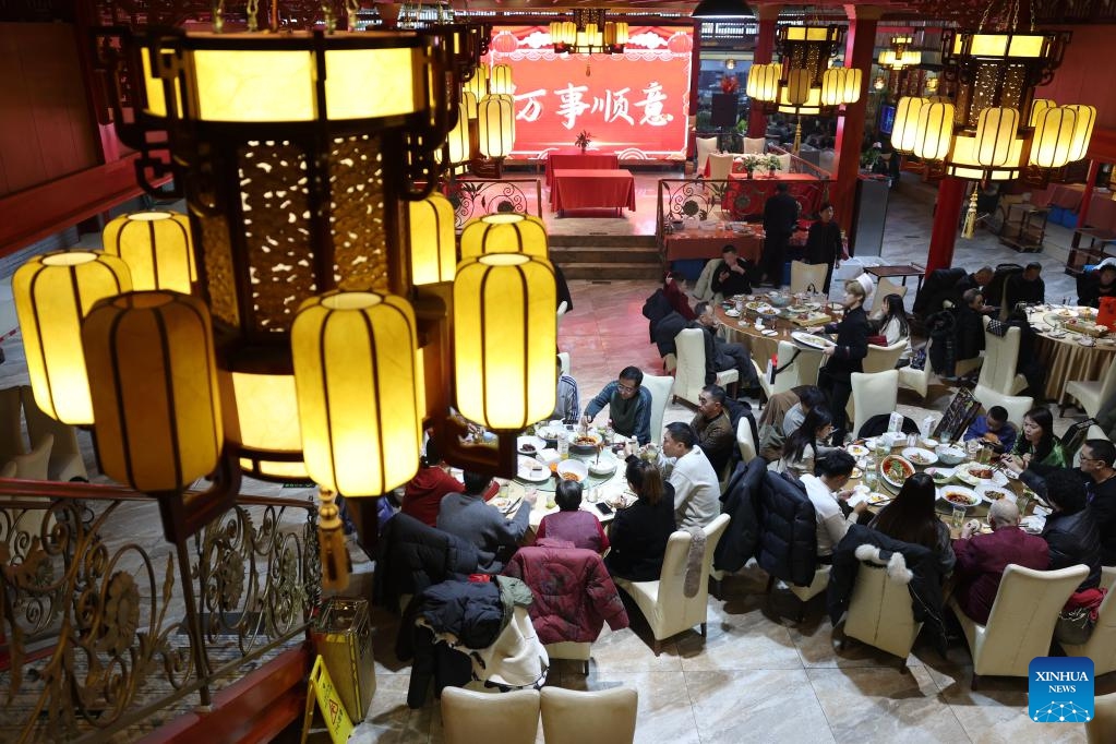 People have reunion meals at a restaurant in Nanning City, south China's Guangxi Zhuang Autonomous Region, Jan. 28, 2025. Dining with family members in a reunion meal has been a cherished tradition for the Chinese on the eve of the Spring Festival, which falls on Jan. 29 this year. (Photo: Xinhua)