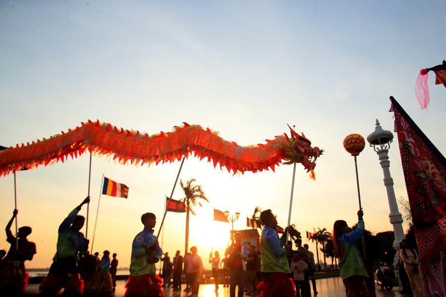 Folk artists perform a dragon dance in front of the Royal Palace in Phnom Penh, Cambodia on Jan. 28, 2025. (Photo: Xinhua)
