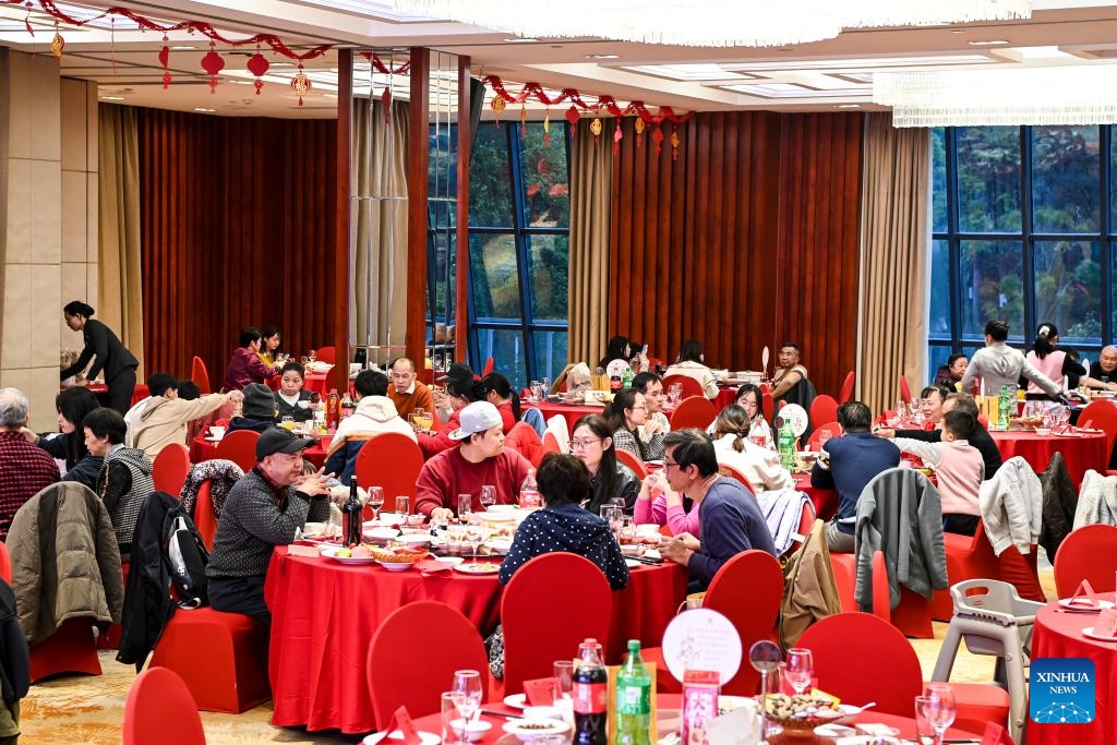 People have reunion meals at a restaurant in Nanning City, south China's Guangxi Zhuang Autonomous Region, Jan. 28, 2025. Dining with family members in a reunion meal has been a cherished tradition for the Chinese on the eve of the Spring Festival, which falls on Jan. 29 this year. (Photo: Xinhua)
