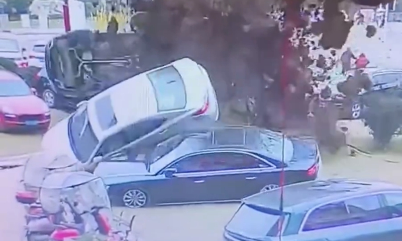 Damage to vehicles estimated at 285,000 yuan after boy threw ...