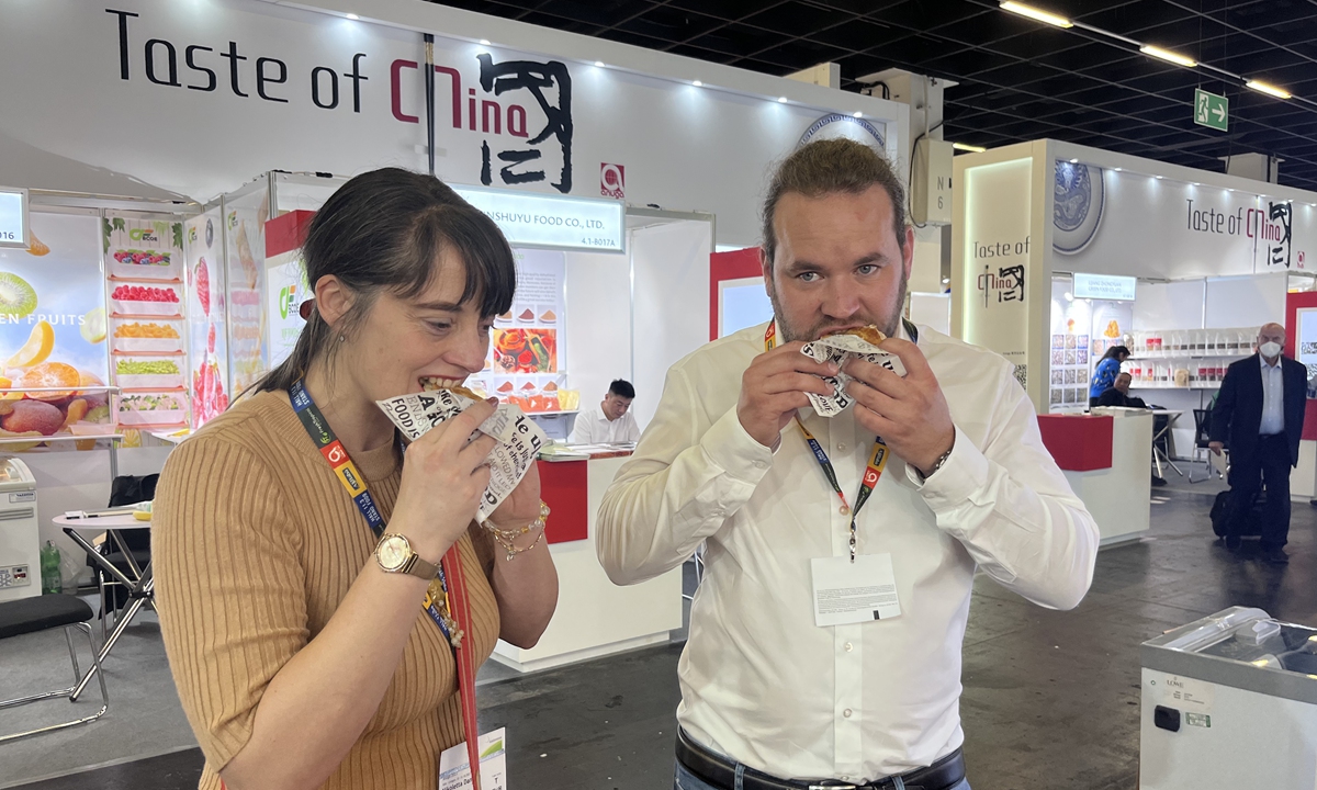 People taste roujiamo at a trade fair for food technology held in Cologne, Germany, from October 7 to 11, 2023. Photo: Courtesy of the Tongguan county government