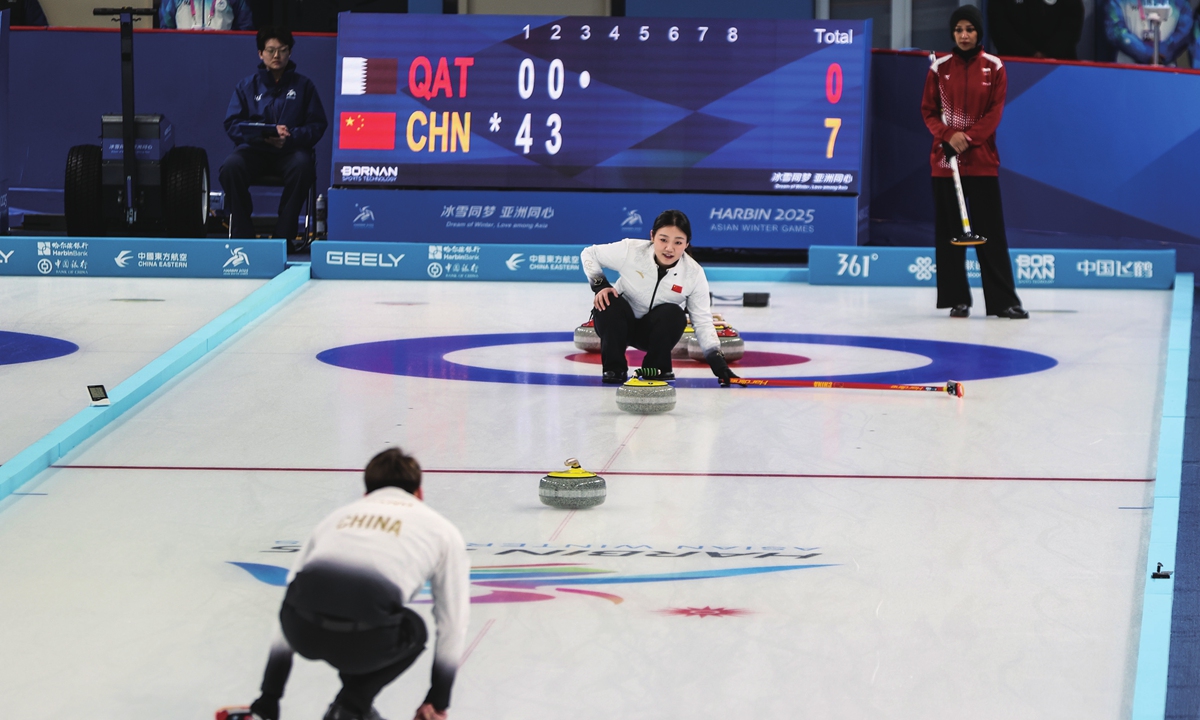 China's Han Yu (center) and Wang Zhiyu defeat the Qatar team 10-1 in Group B of the curling mixed doubles at the 9th Asian Winter Games in Harbin, Northeast China's Heilongjiang Province, on February 6, 2025. Photo: Chen Tao/GT 