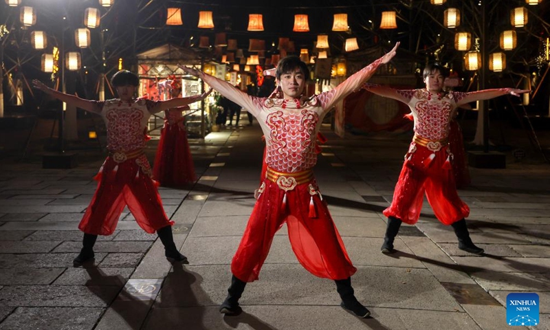 Actors perform at a park in Nanhu District of Jiaxing, east China's Zhejiang Province, Feb. 6, 2025. Festive preparations are underway in Nanhu District of Jiaxing for the upcoming Lantern Festival. (Xinhua/Xu Yu)