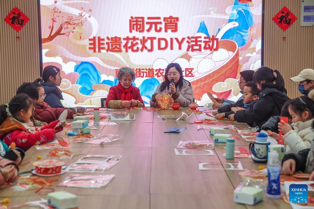 Volunteers and residents make festive lanterns at Nongxiang community in Nanhu District of Jiaxing, east China's Zhejiang Province, Feb. 6, 2025. Festive preparations are underway in Nanhu District of Jiaxing for the upcoming Lantern Festival. (Xinhua/Xu Yu)