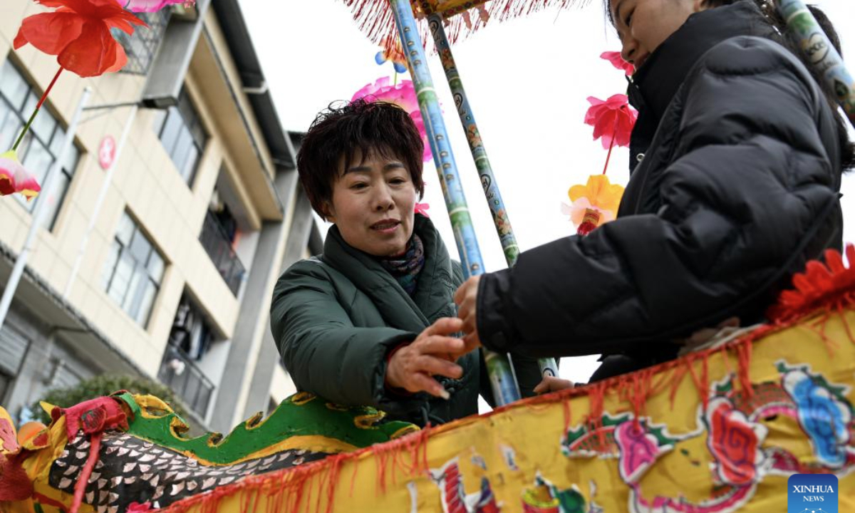 Folk artists practice Lichuan Dengge in Baiyangba Town, Lichuan City, Enshi Tujia and Miao Autonomous Prefecture, central China's Hubei Province, Feb. 7, 2025. Lichuan Dengge, originated from Lichuan City of Hubei Province, is a vibrant traditional folk art performed during festivals with colorful props like dragon boats and lantern carts. It features lively songs and interactive performances, reflecting the rich cultural heritage of the Tujia ethnic group. In 2011, Lichuan Dengge was listed among the third batch of national intangible cultural heritage. (Xinhua/Du Zixuan)