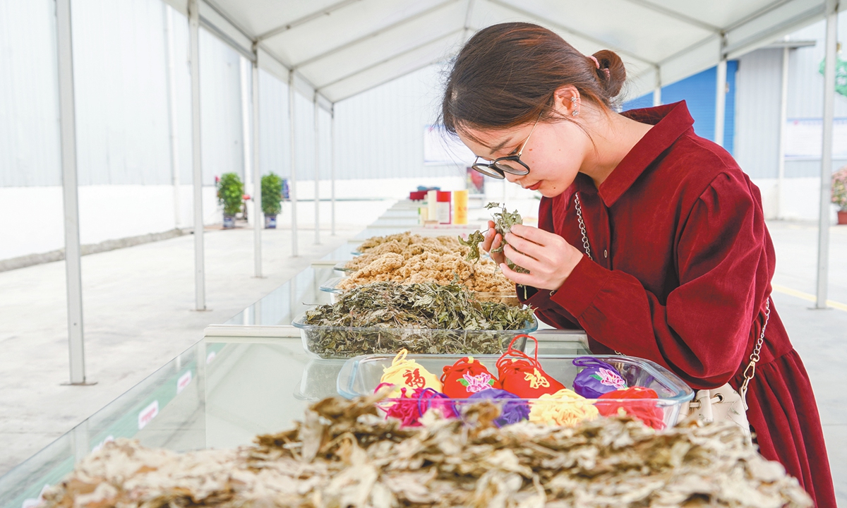 A customer visits a mugwort enterprise in Nanyang, Central China's Henan Province to select from a range of products, on May 13, 2021. Photo: VCG