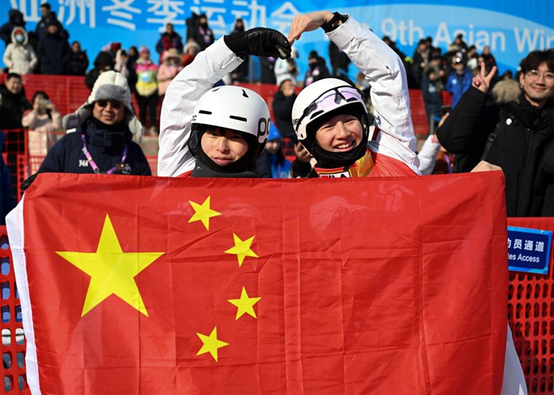 Feng Junxi/Wang Xue (L) of China celebrate after the freestyle skiing women's aerials synchro final at the 9th Asian Winter Games in Yabuli, northeast China's Heilongjiang Province, Feb. 11, 2025. Photo: Xinhua